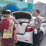 Program Jumat Berbagi Polres Sukabumi Kota: Bagikan 100 Nasi Kotak di depan Masjid Al Ikhlas