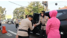 Disambut Kalungan Bunga dan Pedang Pora, AKBP Rita Suwadi Memulai Tugas Sebagai Kapolres Sukabumi Kota