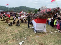 Sambut HUT RI ke-79, Aneka Replika dari Limbah dan Bahan Bekas Meriahkan Karnaval di Cibadak Sukabumi