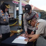 Kapolres Sukabumi Kota Pimpin Sertijab Kabag Log serta Beri Penghargaan 42 Personil Polri dan ASN