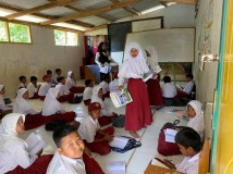 Ruang dan Kursi Kelas Rusak, Murid Kelas 5 SDN Ciaripin Sukabumi Belajar di Lantai Panggung Kreasi Sekolah