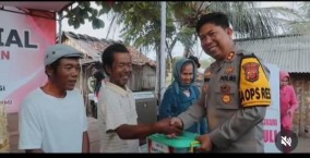 Bakti Sosial ke “Kampung Dayak”, Kapolres Sukabumi Bagikan Ratusan Paket Sembako ke Nelayan