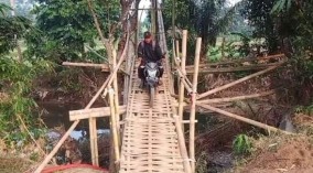 Jembatan Gantung Belum Selesai Diperbaiki, Warga 2 Kecamatan di Sukabumi Manfaatkan Jembatan Bambu Diikat Tali