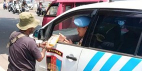 Jumat Berbagi Polres Sukabumi Kota, Petugas Propam Bagikan 100 Nasi Kotak Siap Saji Bagi Warga