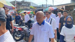 Blusukan Masuk Pasar di Kota Sukabumi, Cawagub Jabar Ilham Habibie Dengarkan Keluhan Pedagang