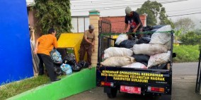 5 Tahun Angkut Sampah Dengan 2 Mobil Pribadi, Kades Balekambang Sukabumi Dapat Mobil Angkut Sampah Baru  