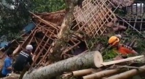 Puting Beliung Landa Sukabumi pada Akhir Pekan, Pohon Bertumbangan dan Akibatkan Kerusakan di 13 Kecamatan  