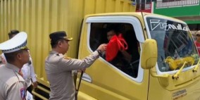 Dukung Asta Cita Ketahanan Pangan, Polres Sukabumi Bagi Makanan ke Sopir Angkutan Barang di Terminal Cibadak