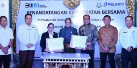 Berlangsung di Keraton Kasepuhan, Kajati Jabar Tandatangani Kerjasama dengan PT Pelindo Regional 2 Cirebon