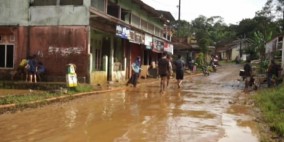 7 Mobil Hanyut dan 200-an Rumah Rusak, Warga Parungseah Sukabumi Bersihkan Lokasi Terdampak Banjir Bandang