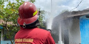 Diduga Korsleting Listrik, Rumah yang Dihuni 3 KK di Kampung Cihelang Tonggoh Sukabumi Terbakar