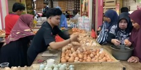 Sepekan Jelang Ramadhan, Kenaikan Harga Telur di Pasar Cibadak Sukabumi Dikeluhkan Penjual dan Pembeli