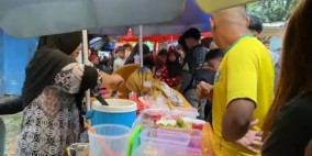 Jelang Buka Puasa, Bazar Ramadhan di Kampung Sukajadi Sukabumi Senantiasa Diserbu Warga