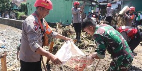 Usai Dikunjungi Wapres RI, TNI-Polri Gercep Bersihkan Lokasi Bencana di Palabuhanratu Sukabumi