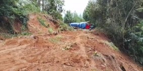 Longsor di Lengkong Sukabumi, Kendaraan Roda 4 Terjebak dan Tidak Bisa Lanjutkan Perjalanan