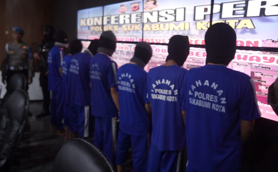 Tujuh terduga pengedar narkoba yang ditangkap petugas Polres Sukabumi Kota.