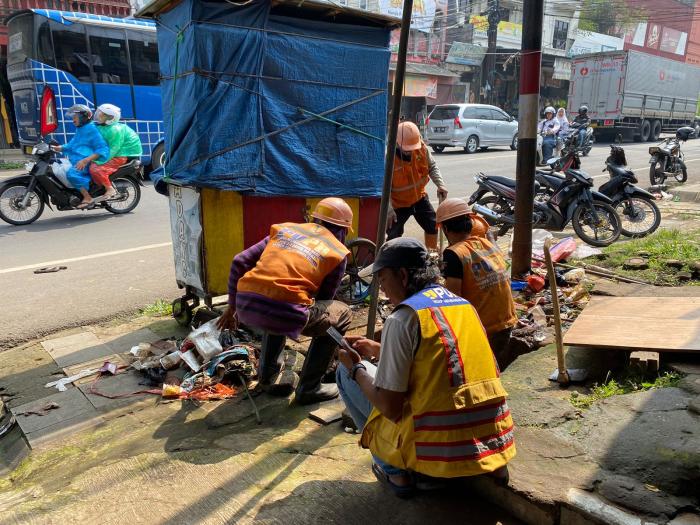 Cegah Banjir yang Terus Terjadi, Saluran Air di Jalan Nasional Cibadak Sukabumi Dinormalisasi