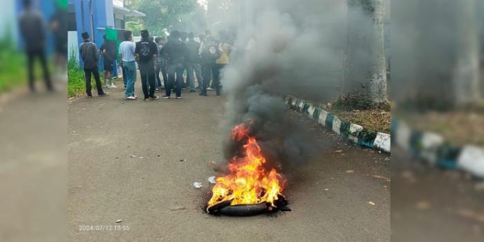 Tuntut Penegakan Perda Nomor 17, Mahasiswa HMI Demo Bakar Ban di Depan Kantor Dishub Sukabumi