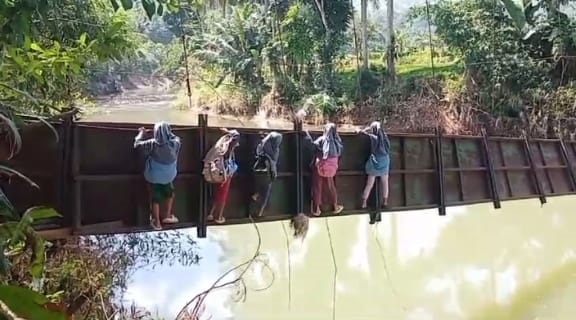 Jembatan Gantung Sungai Cikaso di Sukabumi Putus Separuh, Murid dan Guru Bertarung Nyawa Menuju Sekolah