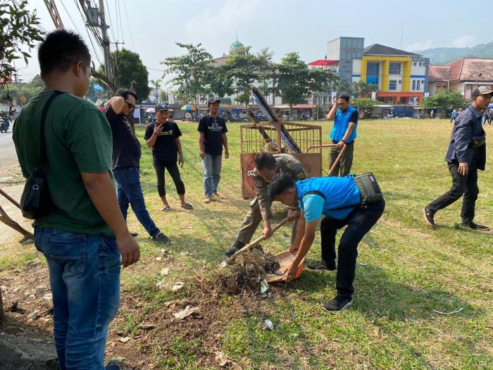 Sambut HUT Kemerdekaan RI, KNPI dan Karang Taruna Gelar Jumat Bersih di Lapangan Sepakbola Sekarwangi Sukabumi