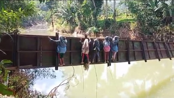 Viral di Media Sosial, Jembatan “Gelantungan” di Sungai Cikaso Sukabumi Segera Diperbaiki