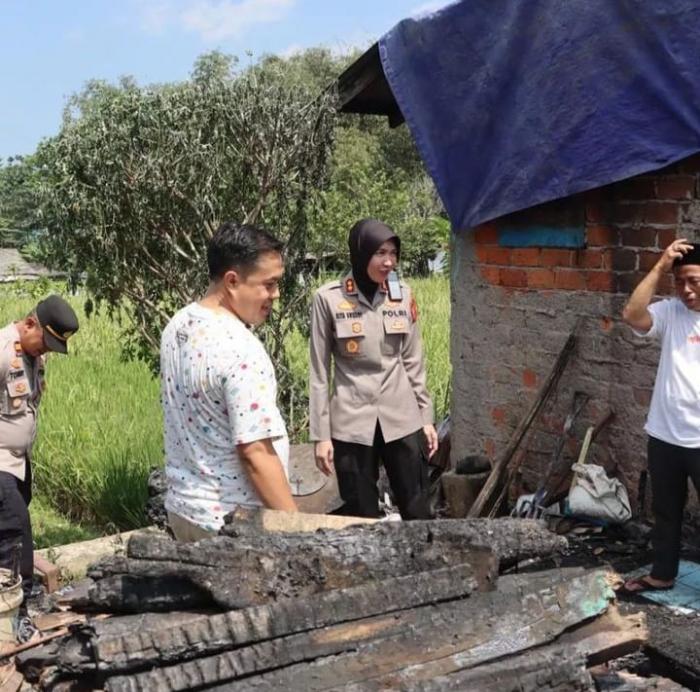 Rumah Warga di Kampung Selatamiang Terbakar, Kapolres Sukabumi Kota Beri Tali Asih