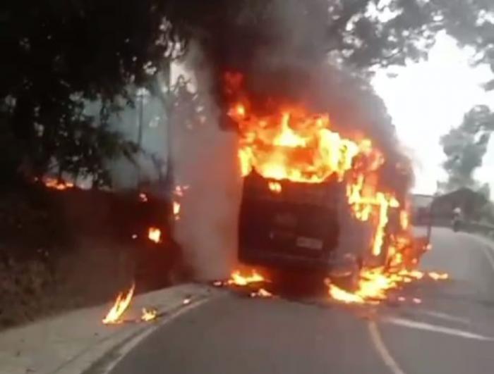 Bus MGI Terbakar di Cibadak Sukabumi, 13 Penumpang dan 2 Awak Bus Selamat