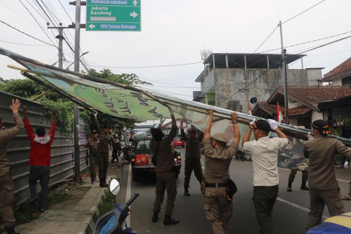 Bertebaran Liar dan Meresahkan Masyarakat, Ribuan APK di Kota Sukabumi Ditertibkan Petugas Satpol PP