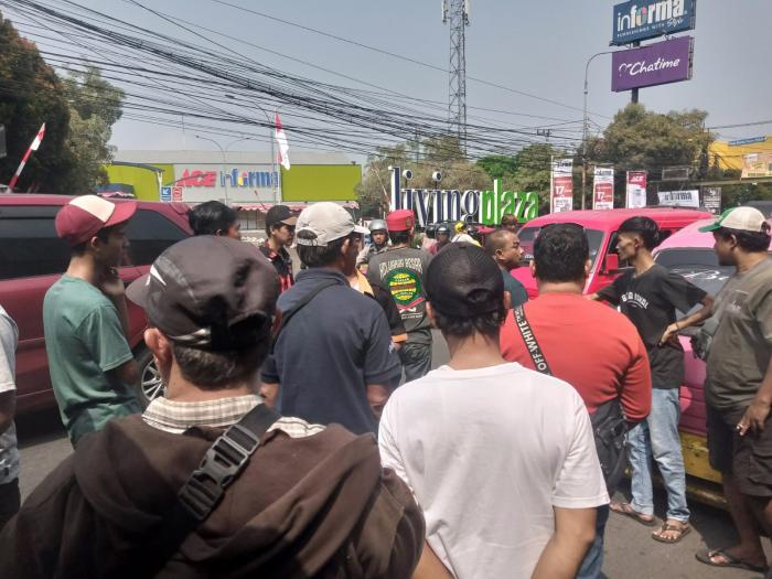 Tuntut Pembatasan Jam Operasional Transportasi Online, Sopir Angkot di Sukabumi Mogok Narik Penumpang