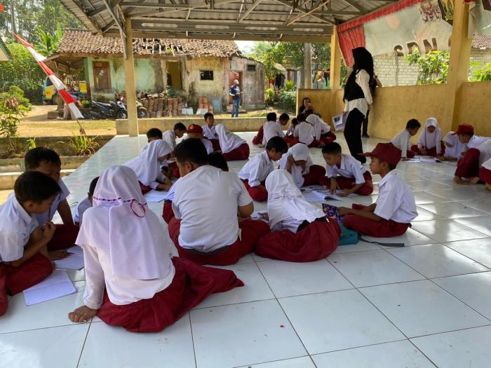 Perjuangan Murid SDN Ciaripin Sukabumi: Ruang Kelas-Kursi-Meja Rusak, Belajar di Lantai Panggung Sekolah