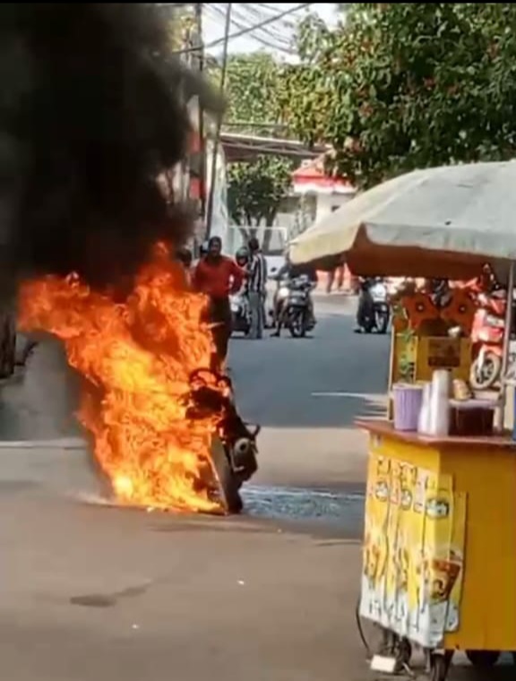 Diduga Korsleting Mesin, Sepeda Motor Terbakar Saat Dikendarai Pemiliknya di Palabuhanratu Sukabumi