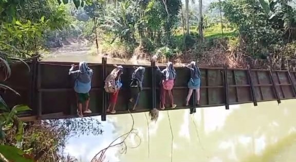 Viral Sejak Putus 29 Juni, Hingga Kini Jembatan Gantung di Sungai Cikaso Sukabumi Belum Selesai Diperbaiki