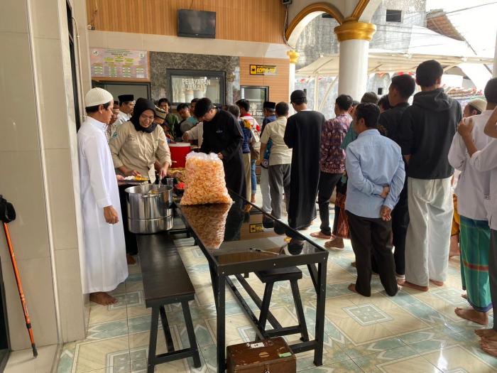 Teladan Jumat di Masjid Assalam Sukabumi: Rutin Gelar Makan Siang Bersama Bagi Warga dan Jamaah Salat Jumat