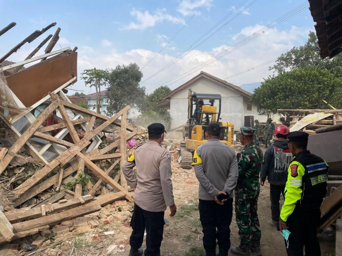 3 Hari Paska Gempa, Kodim 0624 dan Polresta Bandung Bersihkan Puing-Puing Rumah di Kecamatan Kertasari