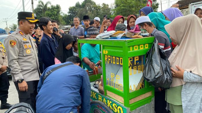 Tol Bocimi Kembali Dibuka, Kapolres Sukabumi Traktir Jajan Warga