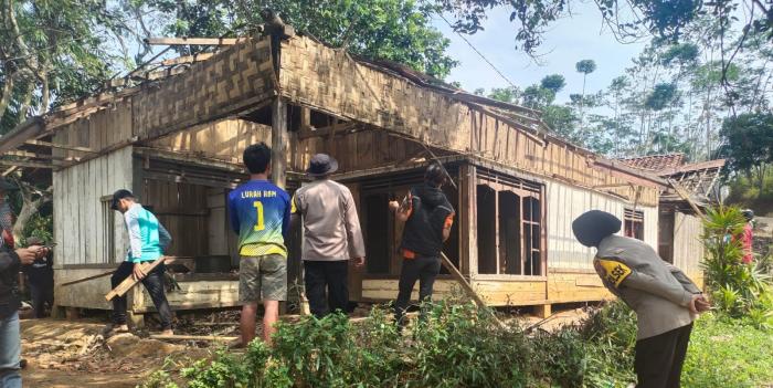 Baksos Kapolsek Lengkong Sukabumi, Renovasi Rumah Nenek 6 Cucu Hingga Kembali Layak Huni