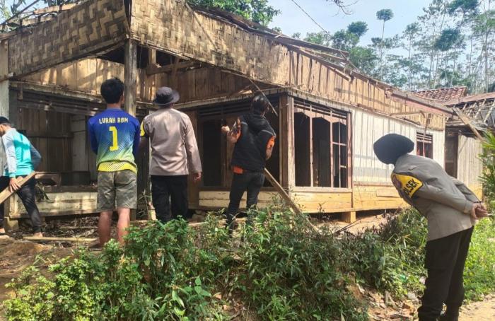 10 Hari Sebelum Tolong Penderita Gangguan Jiwa, Kapolsek Lengkong Polres Sukabumi Juga Renovasi Rumah Warga