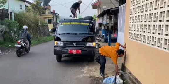 Kades “Langka” Yudi Setiadi, Rajin Pungut dan Angkut Sampah Warga Desa Balekambang Sukabumi