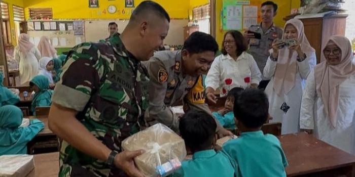 Bersama Dandim 0622, Kapolres Sukabumi Berikan Makanan Bergizi bagi Pelajar SDN 2 Palabuhanratu