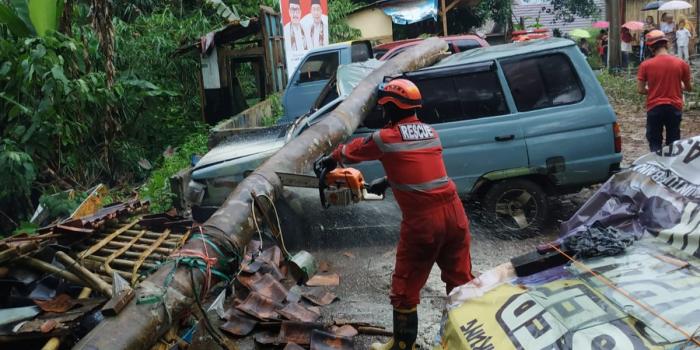 Breaking News: Puting Beliung di Sukabumi Tumbangkan Pohon dan Rusak Rumah Warga