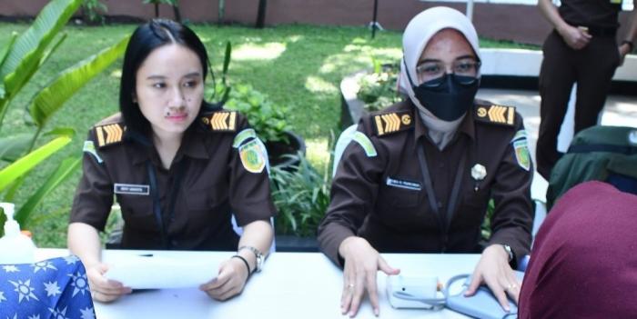 Bantu Petugas Kebersihan, Klinik Pratama Adhyaksa Kejati Jabar Gelar Pengobatan Gratis dan Bagikan Sembako