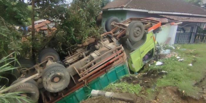 Bawa 32 Ton Pasir, Truk Tronton Terbalik Masuk Jurang dan Timpa WC Mushola di Parungkuda Sukabumi