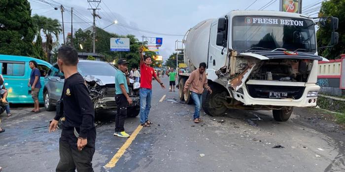 Mobil Tabrak Truk dan Sepeda Motor di Cibadak Sukabumi, 5 Orang Terluka dan Dirawat di RSUD Sekarwangi