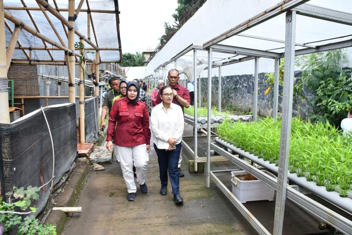 Kunjungi Lapas Perempuan Kelas IIA Bandung, Kajati Jabar Apresiasi Kreativitas Warga Binaan