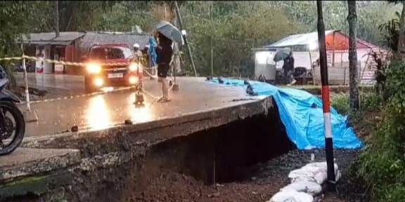 Hujan Deras Akibatkan Pergeseran Tanah di Nyalindung Sukabumi, Rumah-Pabrik-Jalan Terancam Amblas