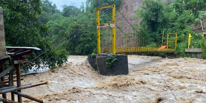 Hujan Sehari-Semalam, Jembatan Gantung di Warungkiara Sukabumi Putus Terbawa Arus Sungai Cimandiri