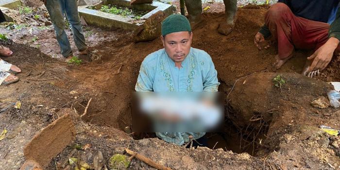 Terdampak Pergerakan Tanah, 6 Rumah Rusak dan Belasan Makam di Kampung Cicadas Sukabumi Dipindahkan Warga