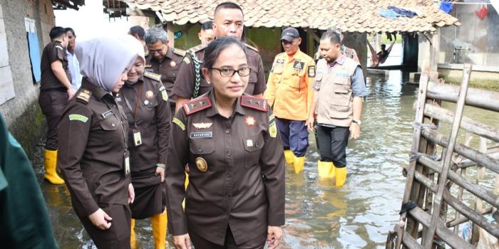 Kunjungan Kerja ke Kejari Karawang, Kajati Jabar Beri Bantuan bagi Warga Korban Banjir di Desa Karangligar