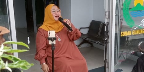 HUT TNI AD ke-79, Penyanyi Hj. Aas Rolani Hibur Warga dan Anggota TNI AD di Pos Koramil Cikedung Indramayu