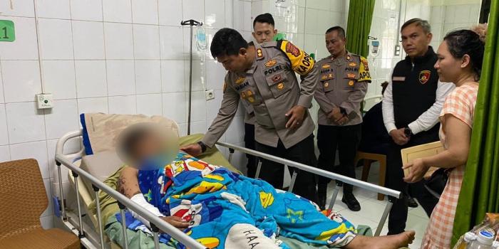 Jenguk Korban Penyiraman Air Keras di RSUD Sekarwangi, Kapolres Sukabumi Minta Penanganan Medis Terbaik